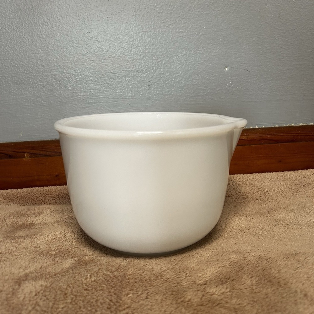 Vtg SUNBEAM Glasbake WHITE Milk Glass 6.5"‎ Small Mixing Batter BOWL Pour Spout